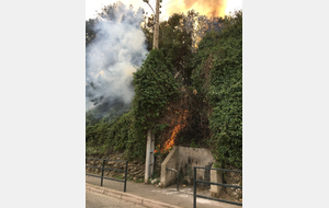 AU FEU LES POMPIERS ...