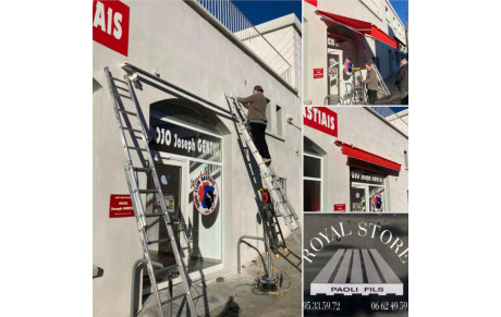 INSTALLATION D’UN STORE À L’ENTRÉE DU DOJO :